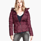 Imagem do casaco cor vinho e calça jeans